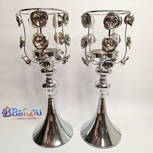 Juego de Candelabros Plateados Altos con Detalles Florales y Cilindros de Cristal